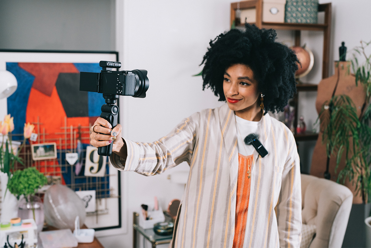 A diferencia de la transmisión de audio analógico convencional, no tendrás que preocuparte por las interferencias ocasionadas por los cables. Empareja la ZV-E10 con un micrófono Sony compatible con una interfaz de audio digital mediante una zapata de interfaz múltiple para lograr un audio claro, sin ruido y totalmente digital. O bien puedes conectar tu micrófono favorito a través del conector de micrófono de la cámara para obtener un audio aún mejor.